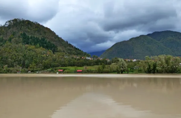 Odtok vode iz  jezera preprečujejo ožine v strugi Soče in Idrijce. 