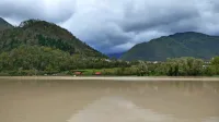 Odtok vode iz  jezera preprečujejo ožine v strugi Soče in Idrijce. 