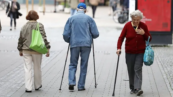 Upokojenec, ki prejema zagotovljeno pokojnino za štirideset let 
dela, ki znaša 687 evrov, bo januarja dobil 56 evrov več. Od tega 
mu bodo vsak mesec odšteli 35 evrov zdravstvenega prispevka. 