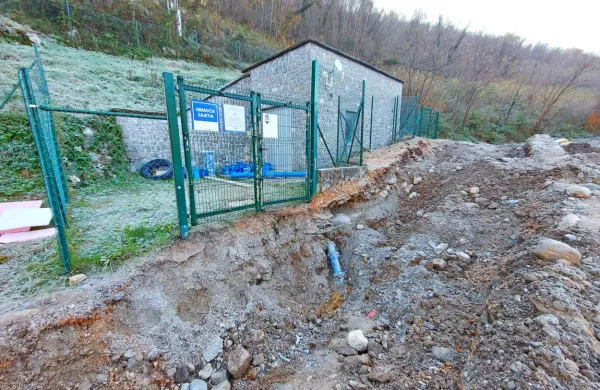 V prihodnjem letu bo 1200 ljudi dobilo vodo iz Mrzleka. Na terenu intenzivno vkopavajo cevi (na fotografiji 
zajetje Ledinca), dela naj bi zaključili do konca leta. 