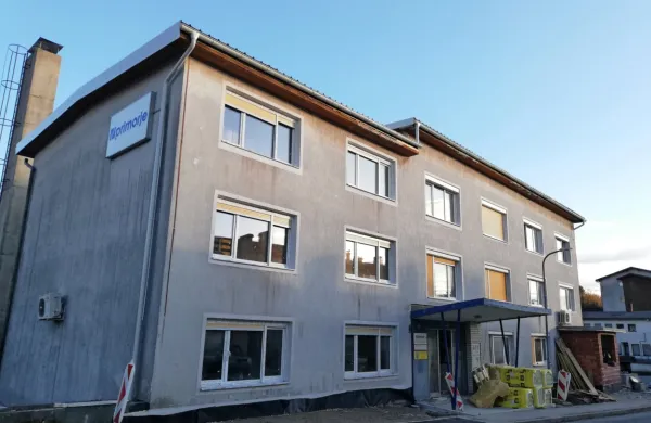 V stavbi nekdanje postojnske enote Primorja hitijo z urejanjem 
nastanitvenega centra za mladoletne migrante.