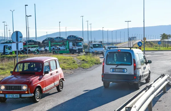 Kamionski terminal seka komunikacijsko pot med Ankaranom in 
Koprom, kar povzroča veliko gnečo in ovira vsakodnevne poti v 
službo in nazaj. 