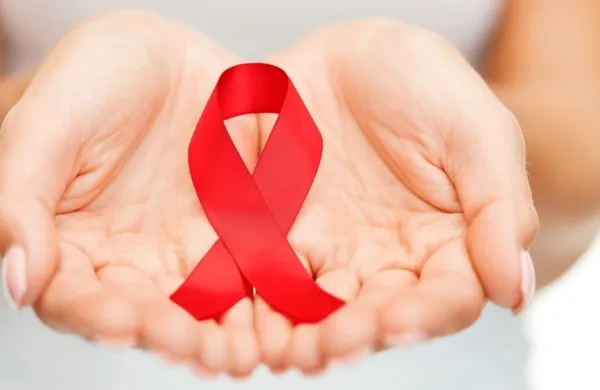 

Rdeča pentlja je simbol solidarnosti z osebami, okuženimi z 
virusom HIV, in osebami, obolelimi za aidsom.