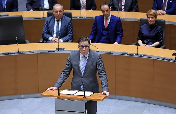 Boštjan Koritnik je ob rojstvu tretje vlade Janeza Janše postal 
minister za javno upravo.