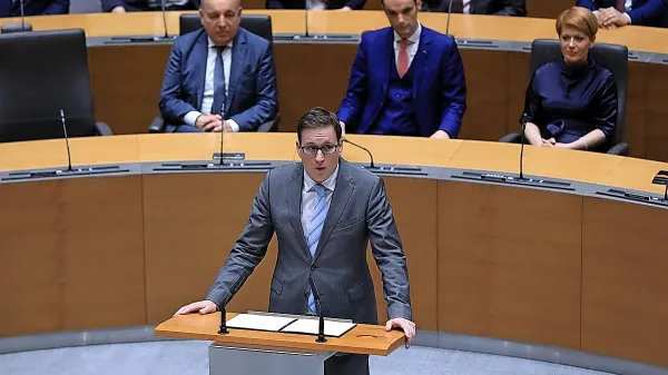 Boštjan Koritnik je ob rojstvu tretje vlade Janeza Janše postal 
minister za javno upravo.