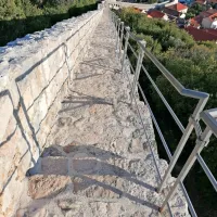 Pelješac ima dve velikanski arhitekturni znamenitosti: sedem 
kilometrov dolgo obzidje iz 14. stoletja (na fotografiji) in most, ki 
ga prek zaliva povezuje s Hrvaško , ki je bil končan v lanskem 
letu. 