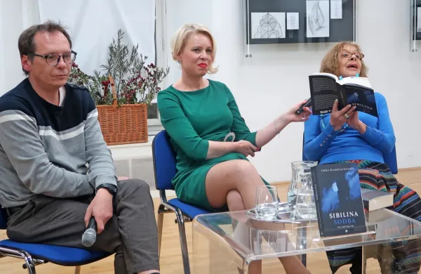 Kritik Robert Šabec, avtorica Urška Klakočar Zupančič in gledališka igralka Milena Zupančič na predstavitvi romana Sibilina 
sodba v Idriji.