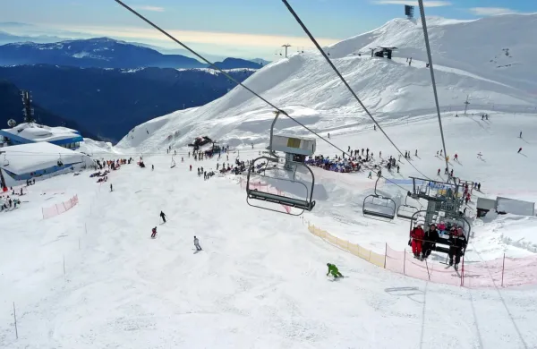 Slovenski del kaninskega smučišča, kjer se  snežna odeja debeli,  
bo treba vzdrževati, da se ne bo delala škoda. Čakajo na odgovore  
pristojnih v državi.