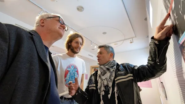 Nad razstavo kustosa zgodovinarja Tineta Kaluže (v sredini) sta 
bila navdušena tudi postojnski župan Igor Marentič (desno) in 
državni sekretar na ministrstvu za kulturo Marko Rusjan.  Foto: 
Alen Franetič