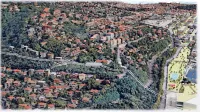 V prikazu teče žičnica preblizu železnice in predaleč od svetilnika, 
pod njo pa je gozd, ki ga bodo morali posekati.