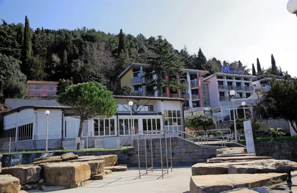 Hotel Barbara v Fiesi je leta 1996 dobil pokrit bazen, vendar ga je 
lastnica, družba Eurotas, nelegalno spremenila v šest hotelskih 
sob.  