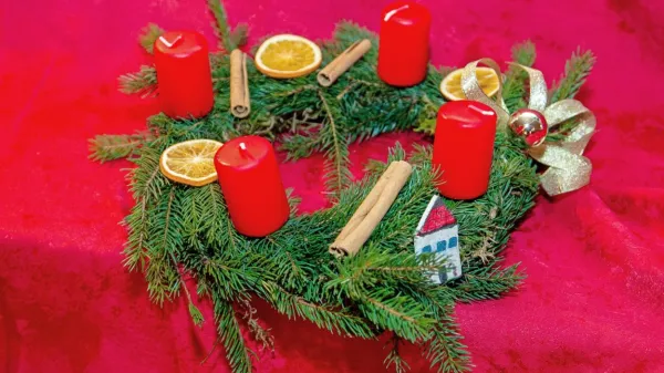 

Prva svečka se letos prižiga 3. decembra.  