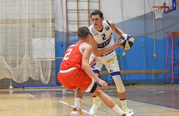 Včeraj soigralca, danes tekmeca: Adrian Hirschmann zdaj v dresu Portoroža (desno) in Sežanec Filip Mugoša.