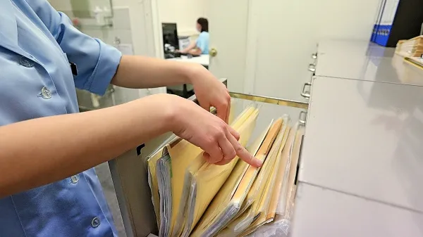 Nameri vlade, da ponovno uvede daljše obdobje izplačevanja 
bolniških odsotnosti v breme delodajalca, ostro nasprotujejo 
gospodarstveniki.