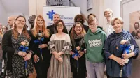 Ekipa prostovoljcev, udeležencev izmenjave, vodja Zavoda Modri 
December Patricija Lovišček in Tina Saražin iz koprske knjižnice.