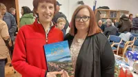 Avtorica knjige Ostrožno Brdo v Brkinih  - štirje letni časi Nada 
Trebec (levo) in Ingrid Celestina iz založbe in knjigarne Libris.