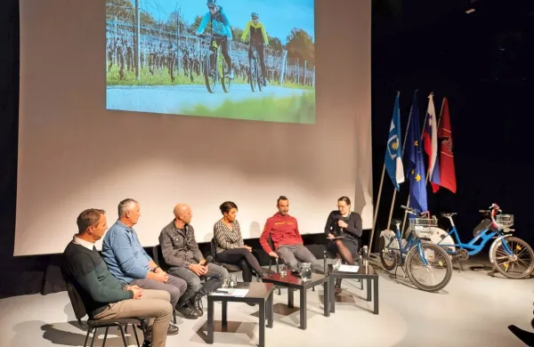 Na okrogli mizi o prihodnosti kolesarstva na Krasu so sodelovali (od leve proti desni) Aleš Vodičar (Ora Krasa in 
Brkinov), Miroslav Likar (Kraška kolesarska klapa), Kristijan Koren (lanski državni prvak v kolesarstvu), Vesna 
Ferjančič (Kraška kolesarska klapa) in Saša Ferfolja (kolesarski vodnik), povezovala pa jo je Eva T. Barič.