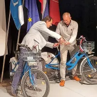 Andrej Sila (župan Občine Sežana) in Erik Modic (župan Občine 
Komen) sta prejšnji teden takole simbolično prerezala trak in tako 
predala v uporabo kolesarsko cesto, ki so jo uredili v sklopu 
projekta Geomob. 