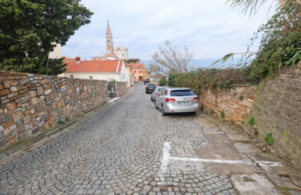 Čakajoč na začetek obnove Ulice IX. korpusa v Piranu: skrbi zaradi tlakov, suhozida in dežja