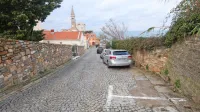Čakajoč na začetek obnove Ulice IX. korpusa v Piranu: skrbi zaradi tlakov, suhozida in dežja
