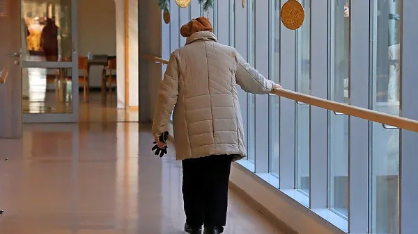 Dokler sta pri hiši dve pokojnini, še nekako gre. Ko pa mora vdova 
ali vdovec zgolj z eno pokojnino poravnati vse stroške, ki se po 
smrti partnerja skorajda ne spremenijo, je težko preživeti.