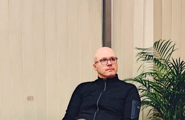  Aleksandar Hemon  vzporedno z literarno ustvarja tudi glasbeno 
kariero pod imenom Cielo Hemon Project. V ponedeljek je  v 
ljubljanskem lokalu Pritličje didžejal.