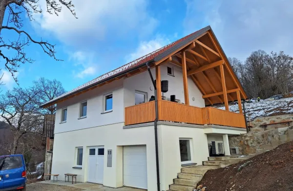 Nad obnovljeno klet so postavili montažno hišo. 
