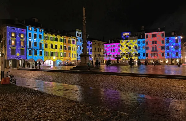 Praznično razsvetljeni Trg Matteotti v Vidmu,  ki se je po kakovosti 
življenja  uvrstil najvišje med italijanskimi mesti.    