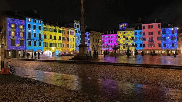 Praznično razsvetljeni Trg Matteotti v Vidmu,  ki se je po kakovosti 
življenja  uvrstil najvišje med italijanskimi mesti.    