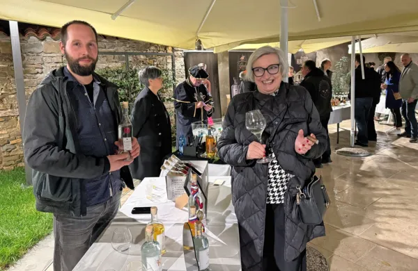 Nik Ražman iz Gračišča in Majda Debevc, poznavalka destilatov iz 
Spirit Academy.