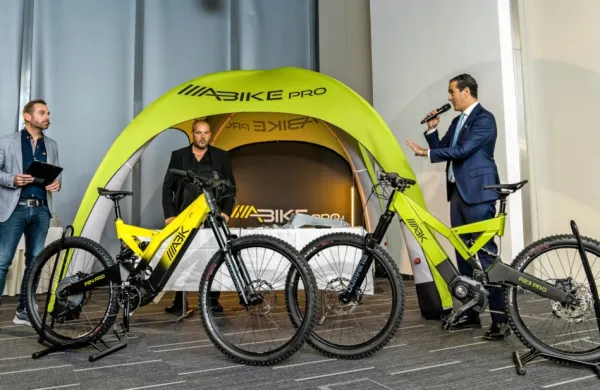 Voditelji Radia 1 prvi preizkusli kolo, ki gre na Mount Everest