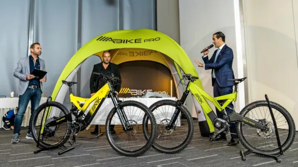 Voditelji Radia 1 prvi preizkusli kolo, ki gre na Mount Everest