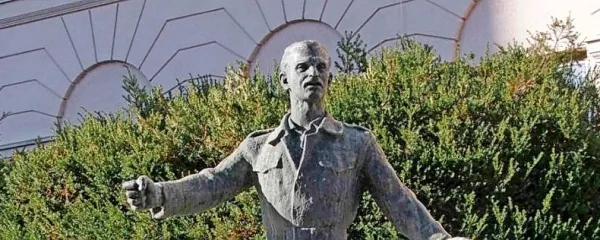 Kajuhov kip na Kajuhovi ulici pred I. gimnazijo v Celju, ki ji pravijo 
Kajuh.