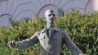 Kajuhov kip na Kajuhovi ulici pred I. gimnazijo v Celju, ki ji pravijo 
Kajuh.