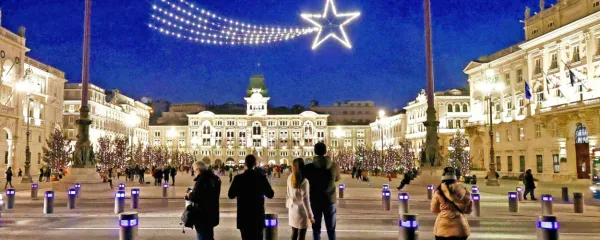 Praznično osvetljeni in z božičnimi drevesci ozaljšan Trg zedinjenja v Trstu je te dni za mnoge prava paša za oči.  