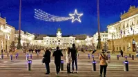 Praznično osvetljeni in z božičnimi drevesci ozaljšan Trg zedinjenja v Trstu je te dni za mnoge prava paša za oči.  