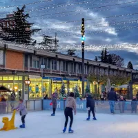 Na Bevkovem trgu v središču Nove Gorice so tudi letos postavili drsališče.  