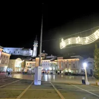 Že sicer lep pogled na Tartinijev trg v Piranu  in  cerkev sv. Jurija v ozadju je zaradi prazničnih lučk še lepši.