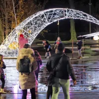 Ne le staro koprsko mestno jedro s Titovim trgom na čelu, tudi park ob Semedelski vpadnici je praznično osvetljen.  