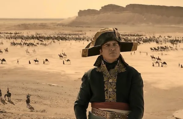 Joaquin Phoenix je ustvaril večplasten portret človeka, razpetega 
med oboževano ženo in dolžnostmi na fronti ter na dvoru, a 
nekega globljega uvida v Napoleonov lik ne ponudi.