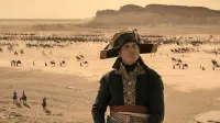 Joaquin Phoenix je ustvaril večplasten portret človeka, razpetega 
med oboževano ženo in dolžnostmi na fronti ter na dvoru, a 
nekega globljega uvida v Napoleonov lik ne ponudi.