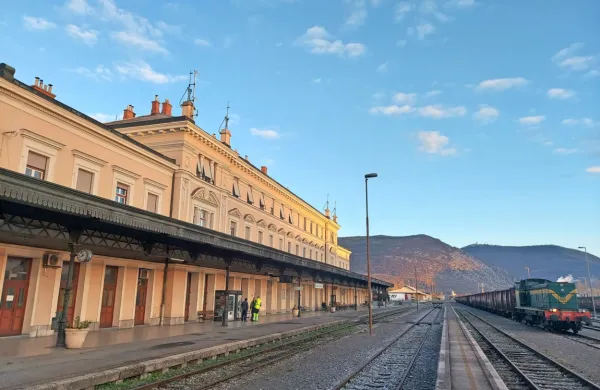 Železniško postajo bo prenavljal in nadgradil konzorcij, direkcijo 
bo to stalo skoraj 51 milijonov evrov. 