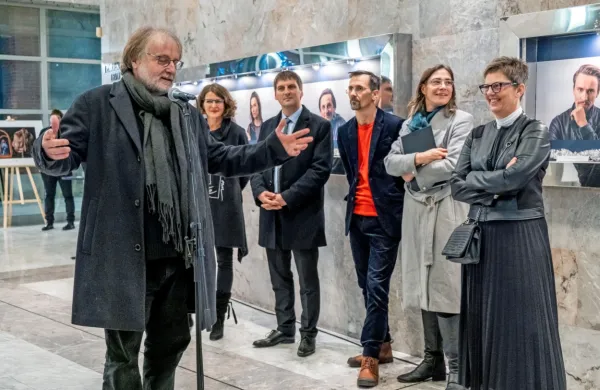 Vinko Möderndorfer (v ospredju desno) je na otvoritvi obudil 
spomine o svojih začetkih v novogoriškem gledališču.