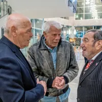 Od leve proti desni: nekdanji direktor SNG Nova Gorica Sergij 
Pelhan in igralca Ivo Barišič ter Sergej Ferrari med klepetom po 
otvoritvi razstave.