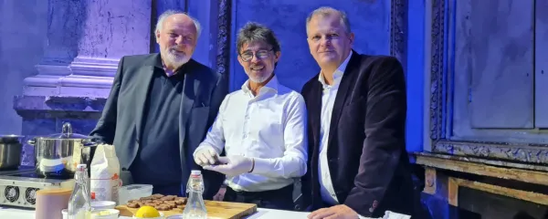 Vzdušje Furlanije in Posočja so v Burgtheatru na Dunaju pričarali 
(z leve) Lojze Wieser, Valter Kramar in gostitelj Martin Kušej. 