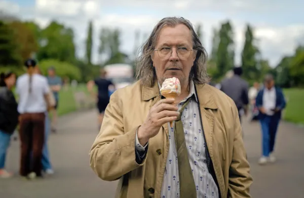 Gary Oldman se je tokrat prelevil v zanemarjenega, ciničnega in 
prdečega kolovodjo “kljuset” - britanskih odpadniških obveščevalcev.