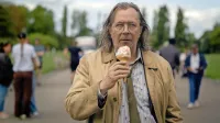 Gary Oldman se je tokrat prelevil v zanemarjenega, ciničnega in 
prdečega kolovodjo “kljuset” - britanskih odpadniških obveščevalcev.