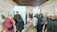 V palači Tarsia v Kopru so na ogled  hudomušne fotografije znanih osebnosti, zadnji projekt Luciana Kleve. 