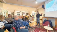 Dve uri trajajoč “sprehod” skozi zgodovino palestinsko-izraelskega konflikta, ki ga je v Ajdovščini pripravil dr. Primož Šterbenc,  
je bil zanimivo in poučno potovanje. 