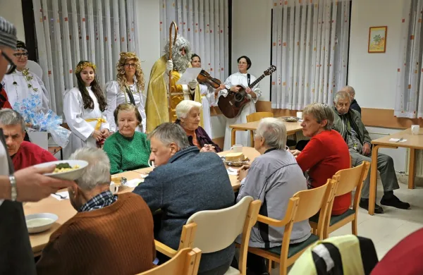 V domu starejših občanov so se razveselili Miklavža, z njim pa tudi novic o  selitvi v prostore doma Kresnice.